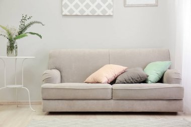 Rahat kanepesi olan modern bir oda.