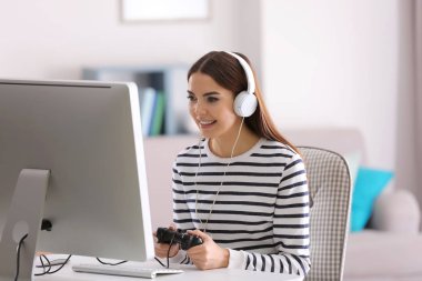 Bilgisayar oyunu evde oynamak güzel genç kadın