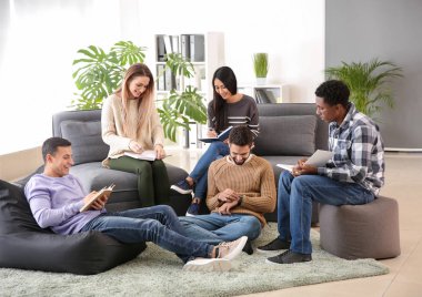 Bir grup insan, Nlp eğitimi