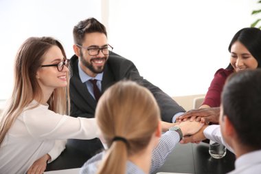 Bir grup insan putting eller birlikte Nlp eğitimi