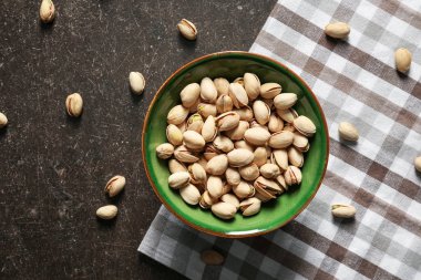 Masada lezzetli fıstık fındık ile kase