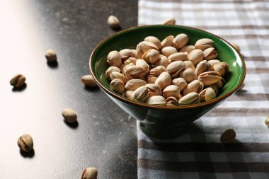 Masada lezzetli fıstık fındık ile kase