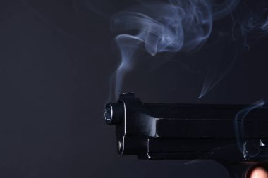 Koyu arka plan üzerinde dumanı tüten