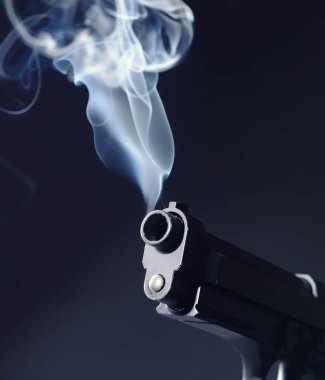 Koyu arka plan üzerinde dumanı tüten