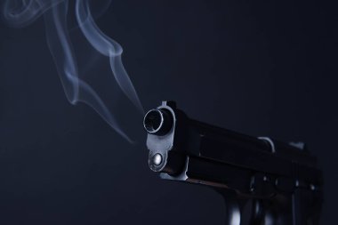 Koyu arka plan üzerinde dumanı tüten