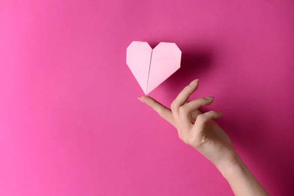 Mano Femminile Con Cuore Origami Sfondo Colore — Foto Stock