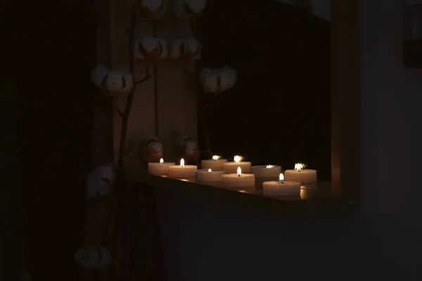 Viele Brennende Kerzen Auf Regal Dunklen Raum — Stockfoto