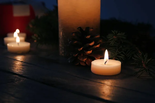 Candele Accese Decorazioni Natalizie Sul Tavolo Nel Buio — Foto Stock