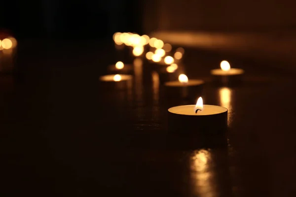 Brandende Kaarsen Tafel Duisternis — Stockfoto