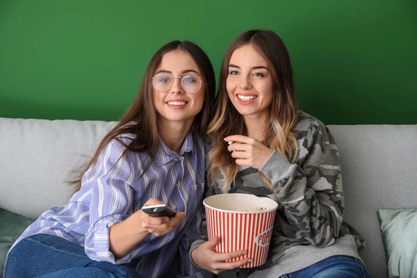 Mladé Ženy Jíst Popcorn Při Sledování Doma — Stock fotografie