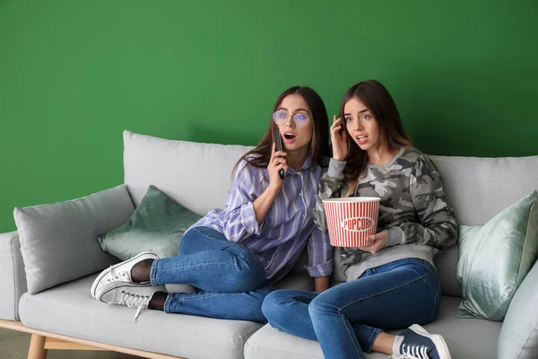 Mujeres Jóvenes Comiendo Palomitas Maíz Mientras Ven Películas Terror Televisión — Foto de Stock