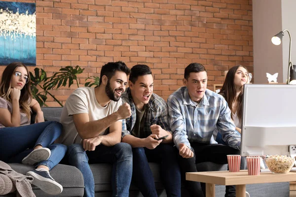 Chicas Aburridas Chicos Emocionales Viendo Deportes Televisión Casa —  Fotos de Stock