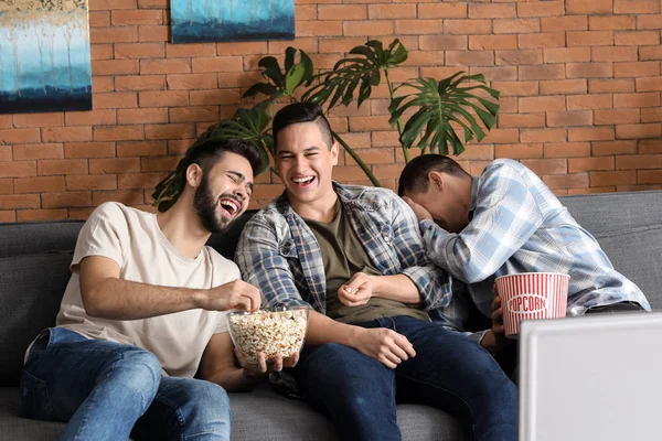 TV komedi izlemek ve evde patlamış mısır yemek arkadaşlar