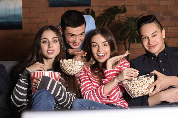 Amici Guardando Mangiare Popcorn Casa — Foto Stock