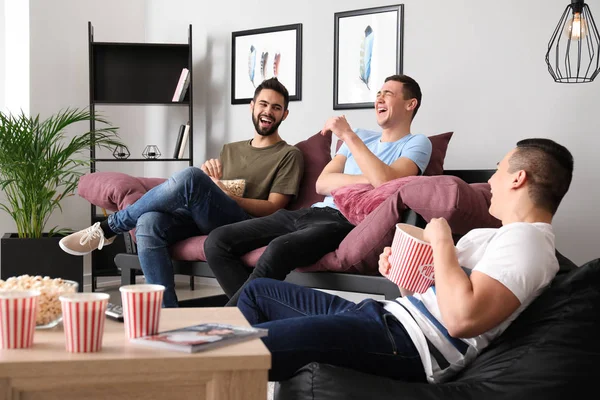 Amigos Comiendo Palomitas Maíz Viendo Comedia Televisión Casa — Foto de Stock