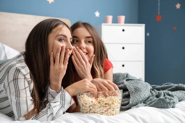 Fiatal Nők Tévénézés Étkezési Popcorn Otthon — Stock Fotó