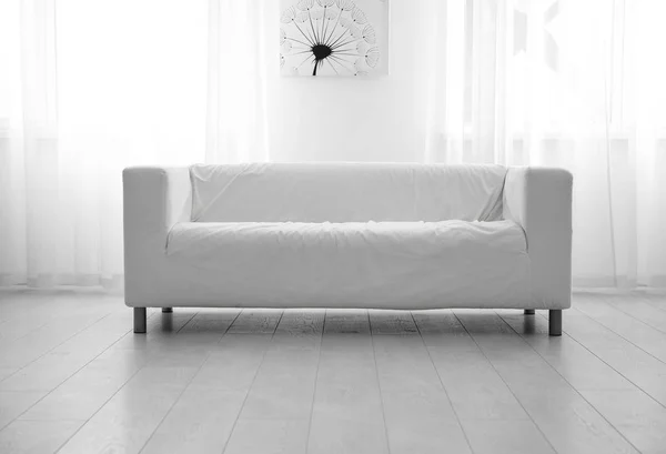 明るいモダンな部屋で快適なソファ — ストック写真