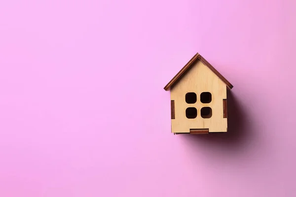 Figura Casa Sobre Fondo Color Concepto Hipotecario — Foto de Stock