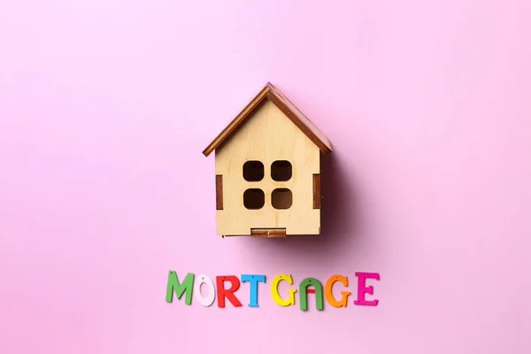 Figura Casa Palabra Mortgage Sobre Fondo Color — Foto de Stock