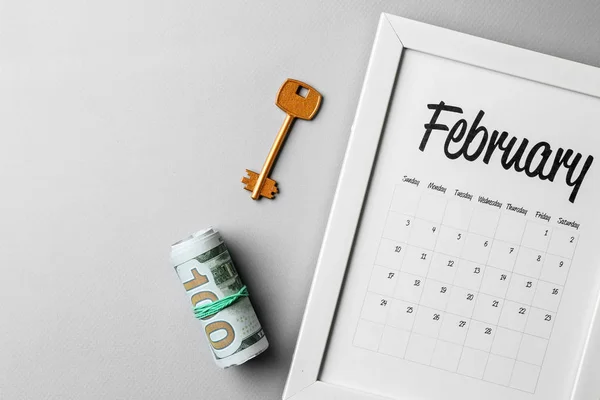 Calendario Llave Dinero Sobre Fondo Gris Concepto Hipotecario —  Fotos de Stock