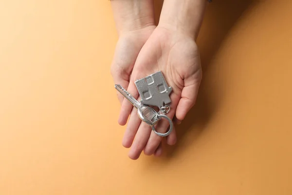 Vrouwelijke Handen Met Sleutel Kleur Achtergrond Hypotheek Concept — Stockfoto