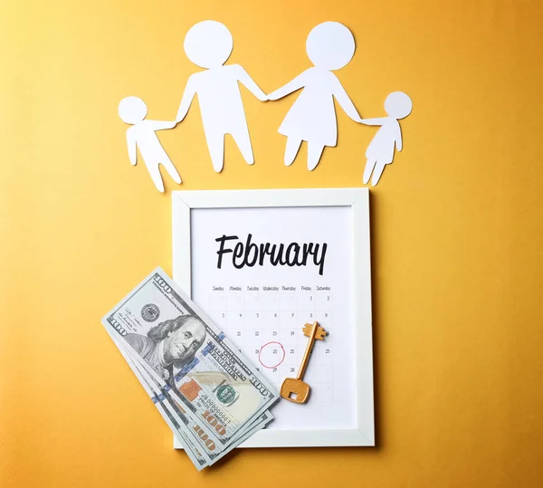Figura Familia Calendario Dinero Sobre Fondo Color Concepto Hipotecario —  Fotos de Stock