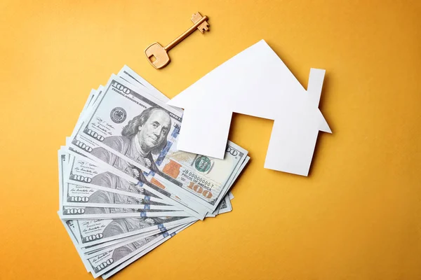 颜色背景上的房子 钥匙和金钱的数字 抵押贷款概念 — 图库照片