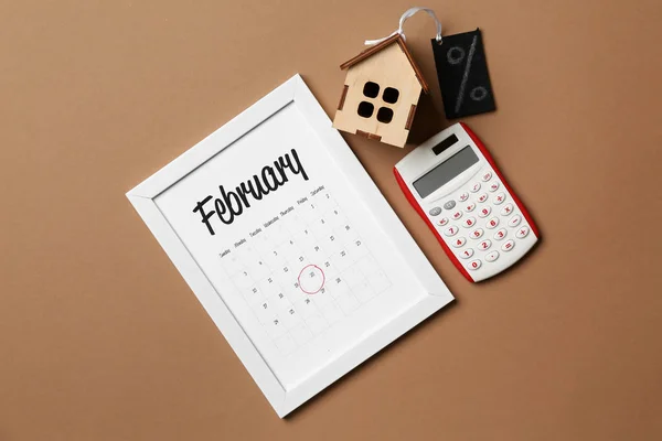 Figura Casa Calendario Calculadora Sobre Fondo Color Concepto Hipotecario —  Fotos de Stock