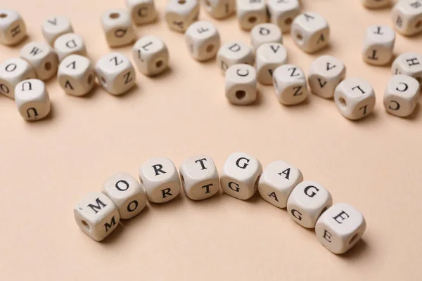 Palavra Mortgage Composto Por Cubos Sobre Fundo Cor — Fotografia de Stock