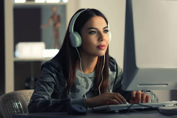 Beautiful Young Woman Playing Computer Game Home — Stock Photo, Image