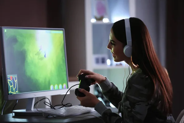 Bilgisayar Oyunu Evde Oynamak Güzel Genç Kadın — Stok fotoğraf