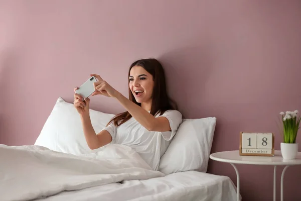 Emozionale Giovane Donna Che Gioca Gioco Mobile Letto Casa — Foto Stock