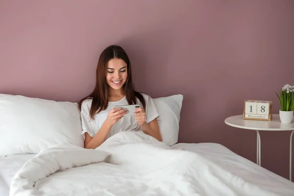 Beautiful Young Woman Playing Mobile Game Bed Home — Stock Photo, Image