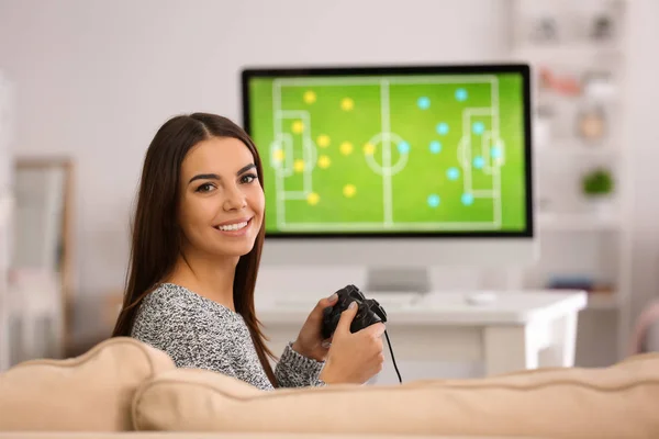 Bella Giovane Donna Che Gioca Gioco Computer Casa — Foto Stock