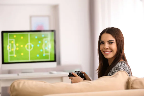 美しい若い女性自宅のコンピューター ゲームをプレイ — ストック写真