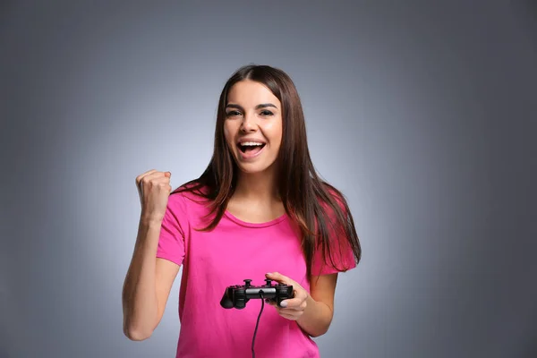 灰色の背景にコンピューター ゲームをプレイ美しい幸せな女 — ストック写真