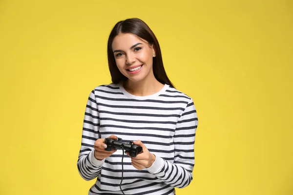 美しい若い女性の色の背景にコンピューター ゲームをプレイ — ストック写真