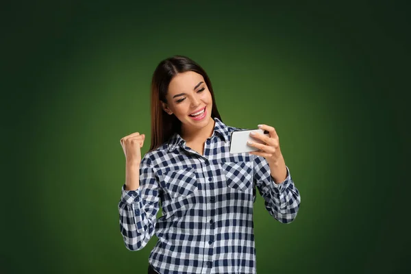 Emocional Joven Mujer Jugando Juego Móvil Fondo Color — Foto de Stock