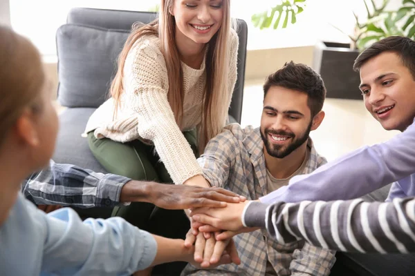 Grupo Personas Que Ponen Las Manos Juntas Entrenamiento Pnl — Foto de Stock