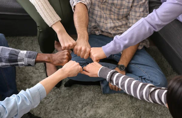 Gruppo Persone Che Mettono Mani Insieme Alla Formazione Del Pnl — Foto Stock