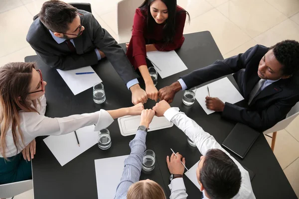 Grupo Personas Que Ponen Las Manos Juntas Entrenamiento Pnl —  Fotos de Stock