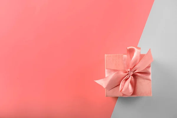 Kleine Geschenkbox Auf Farbigem Hintergrund — Stockfoto