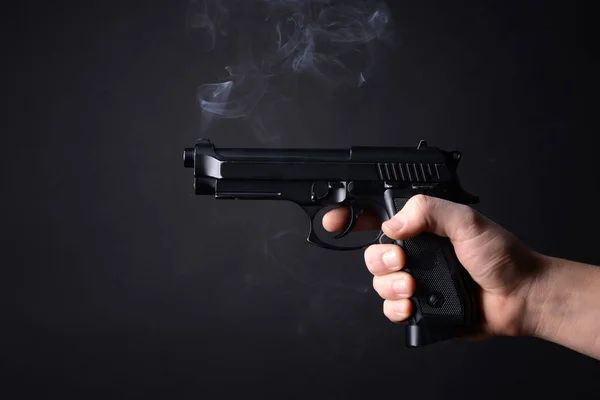 Manlig Hand Med Rykande Pistol Mörk Bakgrund — Stockfoto