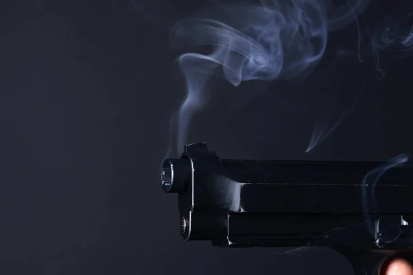 Sötét Háttérben Füstölgő Pisztolyt — Stock Fotó