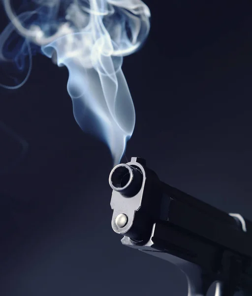 Курение Пистолет Темном Фоне — стоковое фото