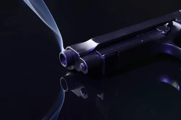 Pistolet Fumeur Sur Fond Sombre — Photo