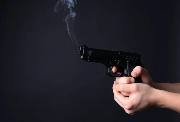 Mãos Masculinas Com Arma Fumar Fundo Escuro — Fotografia de Stock