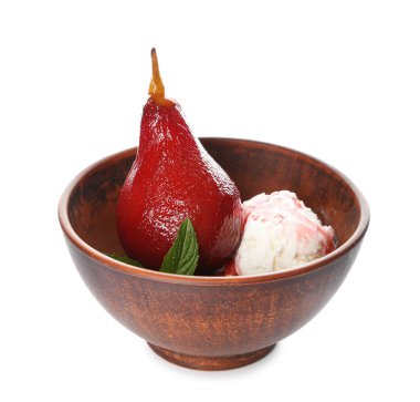 Dondurma ve tatlı armut beyaz zemin üzerine kırmızı şarap komposto kase