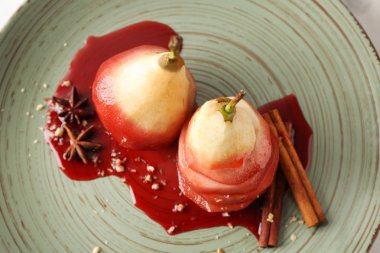 Plaka, closeup üzerinde kırmızı şarap tatlı armut komposto