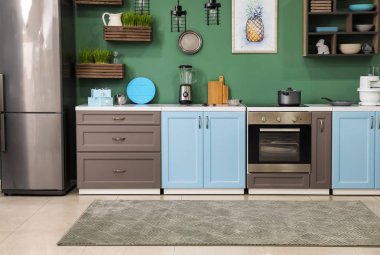 Modern mutfağın iç mimarisi.